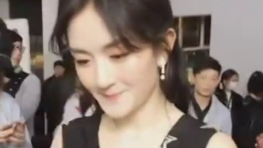【一直播】谢娜出席风尚盛典 超美穿搭女神风