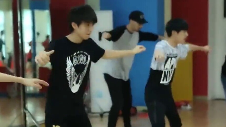 TFBOYS三周年幕后花絮 三小只练习基本功练习real辛苦
