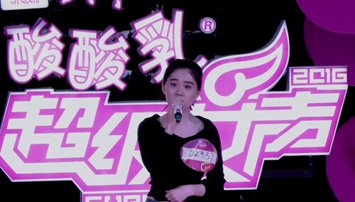 高挑美女深情演唱被批没放“盐” 现场气氛越发沉闷