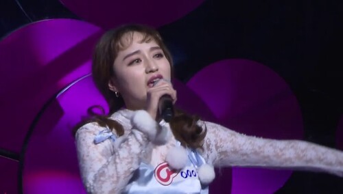 小魔女兰紫俏皮演绎经典流行歌 少女音甜美打动评委