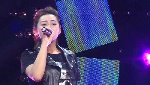 哈尔滨10强：朋克女生霸气演绎《探戈》 低沉音色让人沉醉