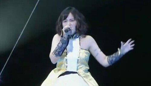 圈9丫东燃唱《革命机valvarce》 二次元歌姬首登日本Nico超舞台