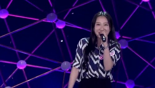 职场OL反差萌挑战摇滚 霸气嗓音稳健台风hold全场