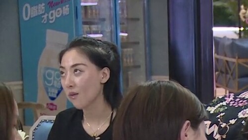超女围观城堡直播看自己真会玩 表情帝金金白眼再抢戏！