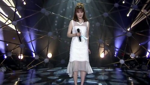 蔡晶洁白纱裙仙气十足 《给十五岁的自己》伤感歌词引共鸣