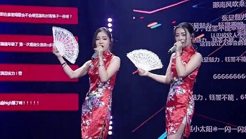 超女音乐会惊现高颜值双胞胎 徐颖艺徐颖文性感演绎《夜来香》
