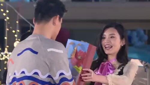 《我们来了》未播花絮：奚梦瑶礼物大派送 孙杨张继科笑称“又吃又拿”