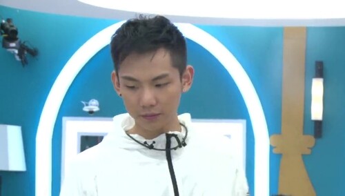 孔繁浩大方炫耀梁熙彬赠礼 王濛关名扬猝不及防被喂狗粮