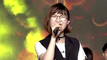 乐天派小魔女周吉芳火辣来袭 高音热舞演绎《冬天里的一把火》