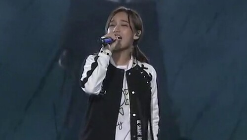 韩范儿小公主何美延大走柔情风 走心演绎《我的秘密》声线迷人