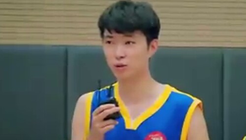 篮球赛火热开打 左溢帅气出镜史文翔惨遭恶作剧