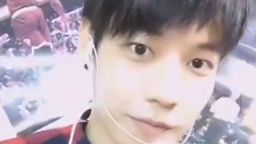2017快乐男声报名选手陈浩鹏：大男孩用尤克里里弹唱《情非得已》