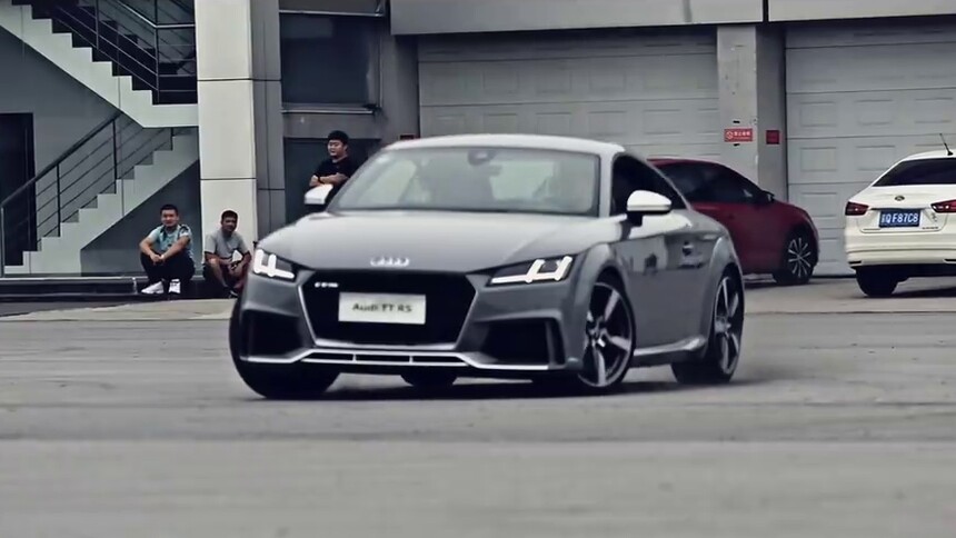 【吴佩频道】全新奥迪TT RS绕桩秀 带你领略RS家族的风