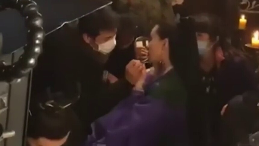《醉玲珑》杀青探班陈伟霆刘诗诗 补妆的凤主和认真看剧本的凌王