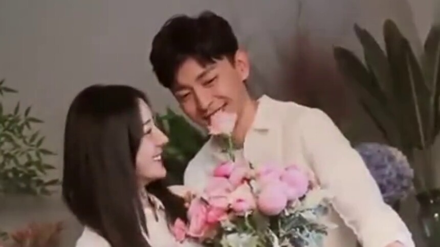 迪丽热巴邓伦《一千零一夜》花絮 凌七柏海在鲜花包围下甜蜜插花