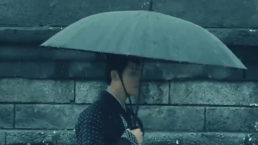 陈伟霆《醉玲珑》探班路透 长不大的凌王雨中独自转伞玩