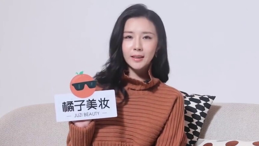 【爱豆化妆包】方安娜随身带一整包口红 无聊在家粘睫毛玩儿
