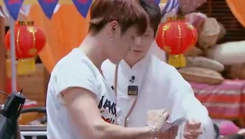 线索层出不穷 王嘉尔呆萌吃香蕉压惊