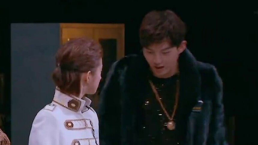 “社会董力哥”混入杀马特家族 牛气了！大金链子加皮草