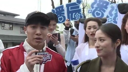小哥狂热嗨歌惹潘辰合唱 男版白娘子搞怪乱入抢镜