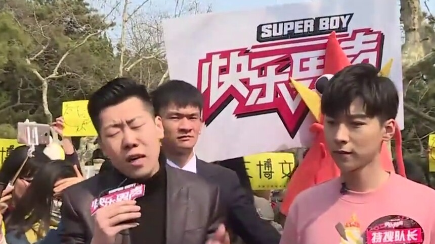 成功吸引王博文的注意！表情帝深情演绎《天黑黑》