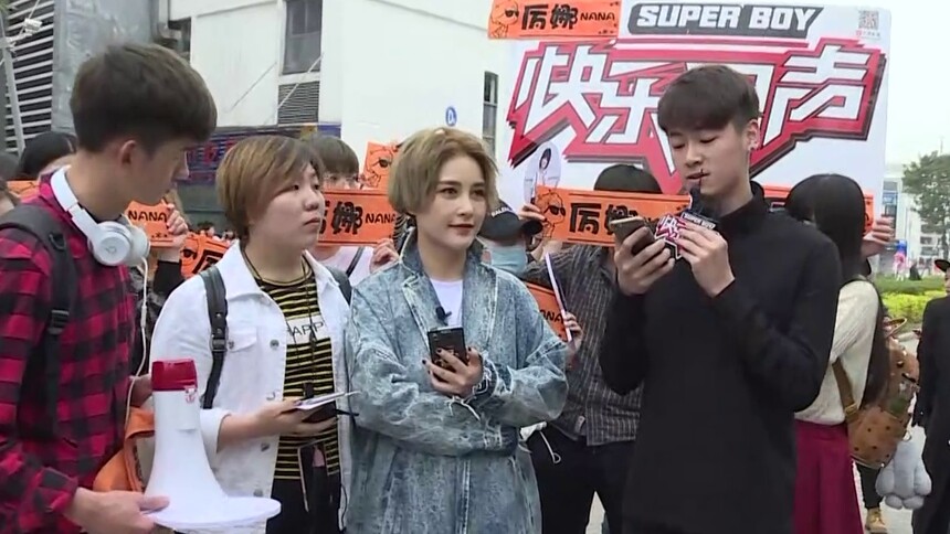 来自大长腿的猛攻！小哥《摘下一万颗星星》表白厉娜