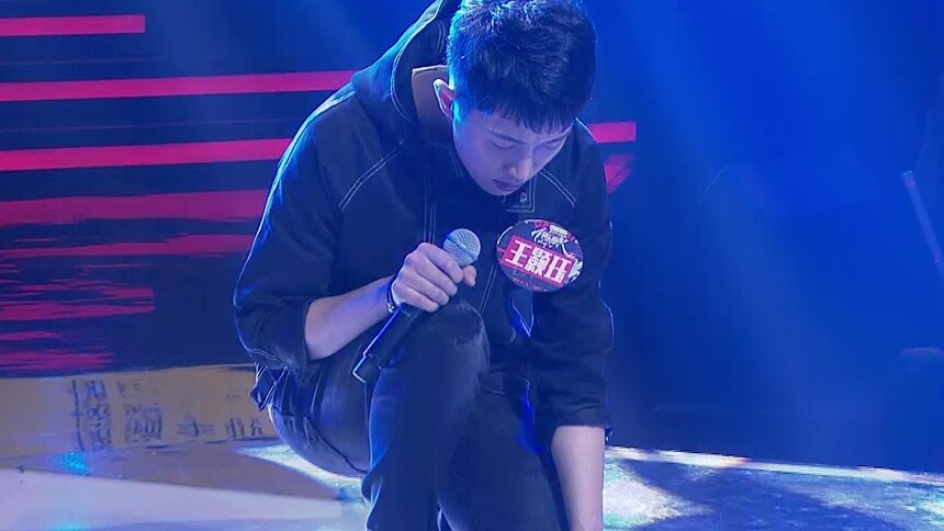 2017快男全国300强：王颢珏跪唱英文歌 暖男放电燃烧晏维八卦之魂