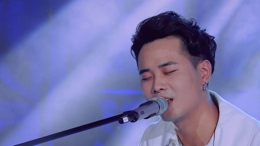 陈旭侃钢琴弹唱《袖手旁观》 嘶哑唱腔悲伤戳人心