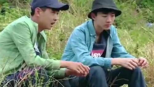 《变形的生活》第十五篇：打架后还得尴尬同床的薛凌兄弟 为了家握手和解