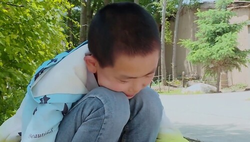 爸爸姐姐因贷款矛盾一触即发 徐鹏生不知所措暗自落泪