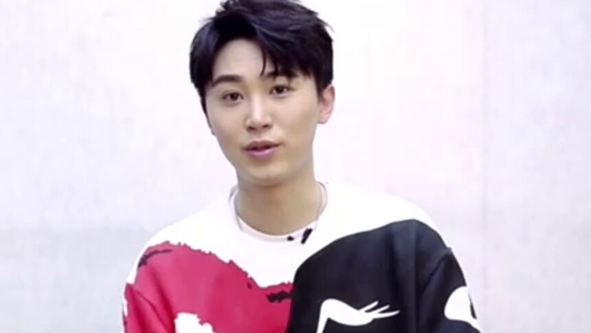 代超一本正经地朗读《热爱生命》 颜值高的小鲜肉气势如虹