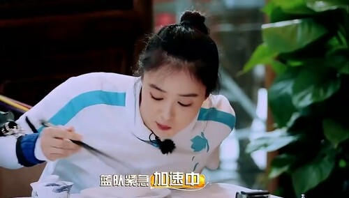 蒋欣cut：胖欣儿呀！波叔都劝你别再吃啦！