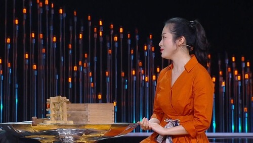 《儿行千里》9月10日看点：郑若行“大神级木匠”老爸惹何炅羡慕