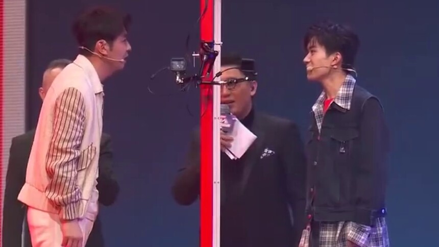 雷佳音pk易烊千玺，雷佳音：我可以赢吗？易烊千玺：别欺负小孩就行