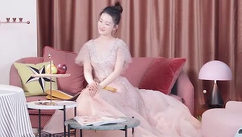 【2018COSMO时尚美丽盛典】红毯前一分钟 李沁的包里居然是这些？葡萄、苹果、和橙子