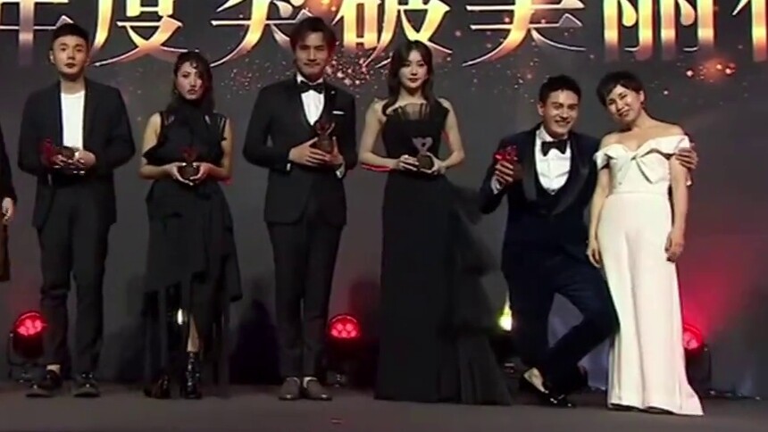 【2018COSMO时尚美丽盛典】晚会直击：秦岚李荣浩获年度突破偶像 经超你那个单膝下跪是认真的吗？