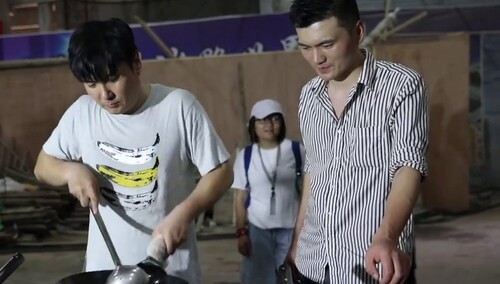 《飞驰人生》片场花絮 沈腾初次炒饭，强迫韩寒“试毒”