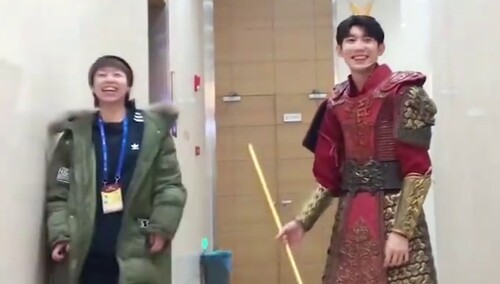 侦探周边社：豹笑！王源饰演“孙悟空”后台练习偶遇六小龄童