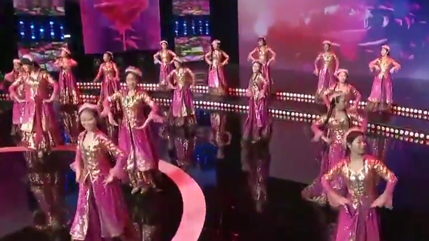 《广场舞金曲》歌曲《花儿为什么这样红》 演唱：玉米提 舞蹈：华艺风采艺术团