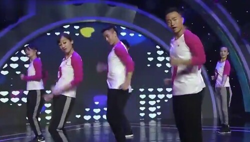 《广场舞金曲》歌曲《全是爱》 演唱：凤凰传奇 舞蹈：王广成 黄小燕等