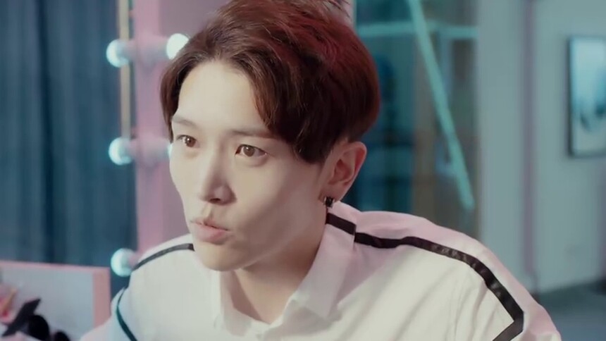 白影宠溺眼神帮吕翔画眉 兄弟画风清奇激怒小师妹