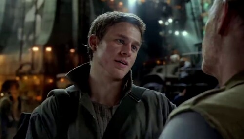 《环太平洋》片段：汉纳姆阔别多年归队重回训练营