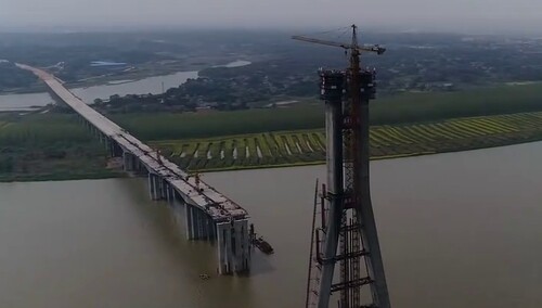（项目建设巡航）益阳沅江：南洞庭湖大桥索塔封顶 南益高速年底通车