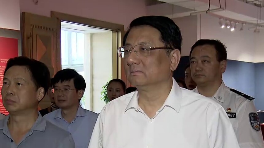 黄关春参观湖南公安英雄壮举摄影展