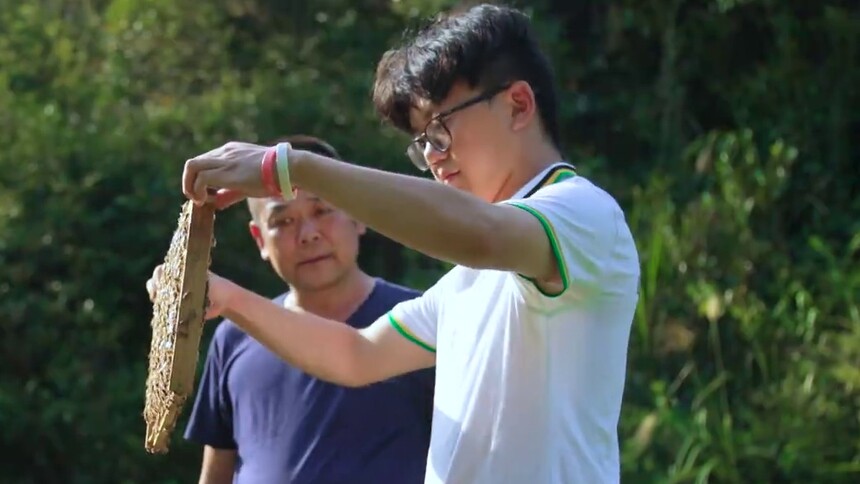 【我们的旗帜 第二季】大学生李宜坤体验平江县扶贫办主任叶剑芝的工作
