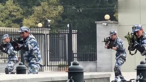 刘昊然军训划跪翻跟头动作不停！是真 · 帅气的刘源同学