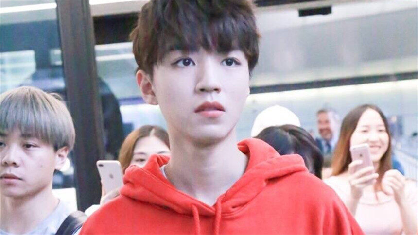 《中餐厅》路透：王俊凯北京飞苏黎世 分享一个六一的大眼奶酷俊！