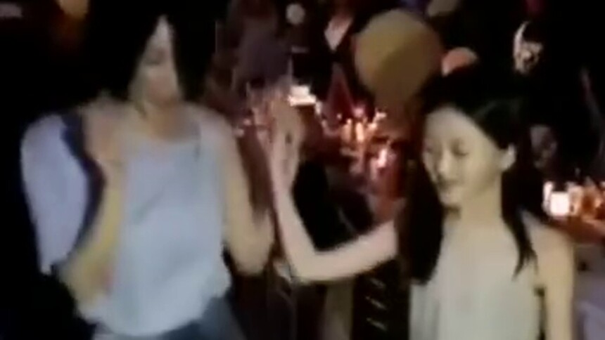 王菲和女儿李嫣手牵手跳舞，嫌弃李嫣：你走那么快干嘛？
