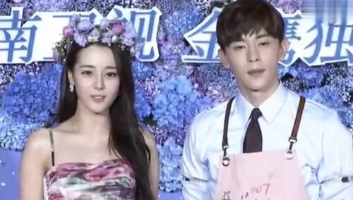 邓伦给迪丽热巴戴花环，BGM突然想起，小胖迪是在跟着唱吗？