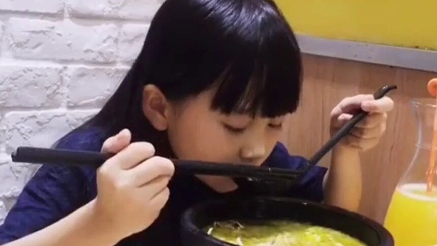 看饿了！小葡萄在吃货的路上一去不回，开启暴风吸食